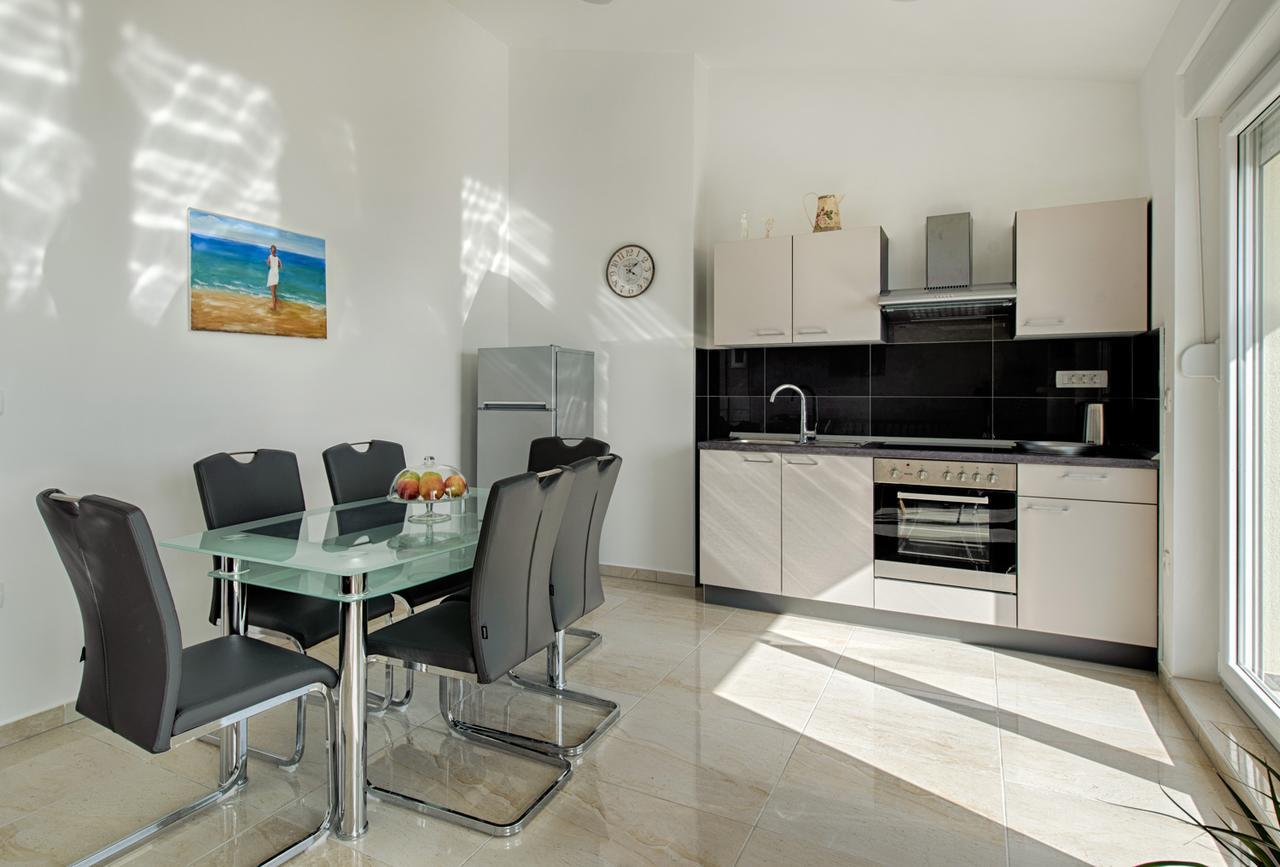 Cezar Luxury Apartment Омиш Экстерьер фото